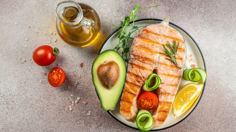 Losos, avokado i maslinovo ulje kao obrok sa zdravim mastima posle treninga