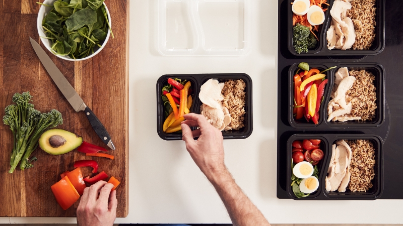 Priprema obroka sa piletinom, povrćem i pirinčem za ishranu posle treninga